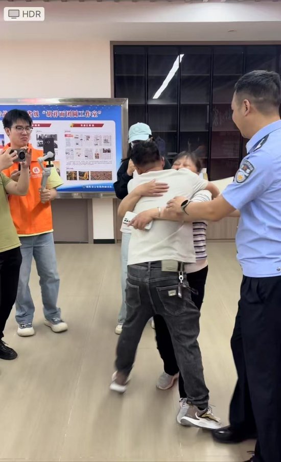 张新和分别32年的母亲紧紧相拥。绵阳公安供图