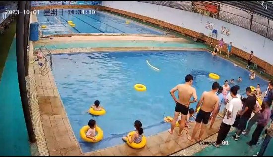 泳池边多人为男童实施抢救