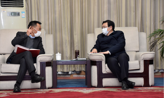 集团新实际控制人黄明良向校党委书记刘毅(右)汇报华神未来的发展思路