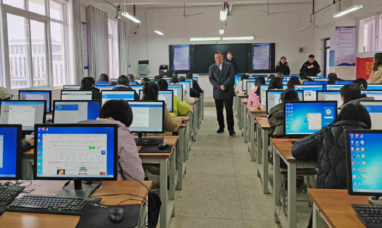 达州市市场监管局党组成员、副局长陈茂巡查开江考试现场