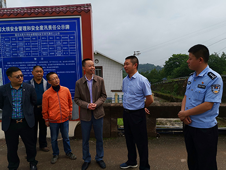 大英县副县长,公安局长调研汛期水库安全工作