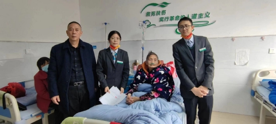 农行开江任市支行员工办妥上门服务