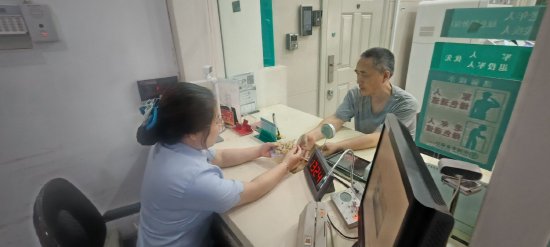 图为刘先生向农行营业网点赠送黄桷兰