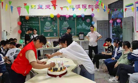 清溪宏文校老师为留守孩子举办生日晚会