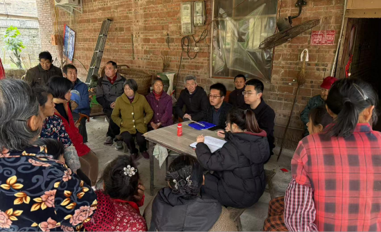 　　水稻播种前期，金石镇农业服务中心技术人员通过院坝会、入户等形式，开展插秧技术指导，发放病虫害防范资料。