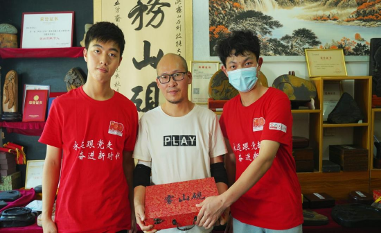 团队在第四代传承人胡永洪工作室进行拍摄