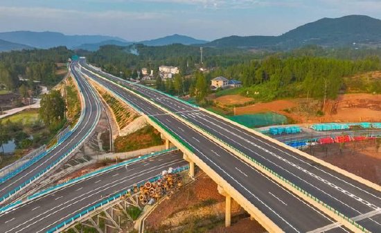 镇广高速C7项目路面段。（镇广公司供图）