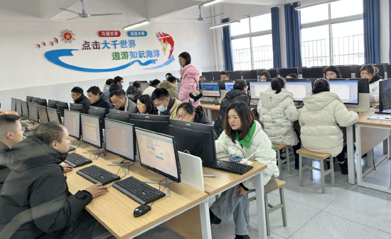 万源市行政审批局集中答题现场