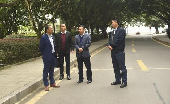赵泽高(左一)一行参观校园