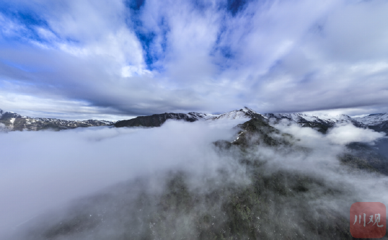 夹金山云蒸霞蔚 雪山之巅美不胜收