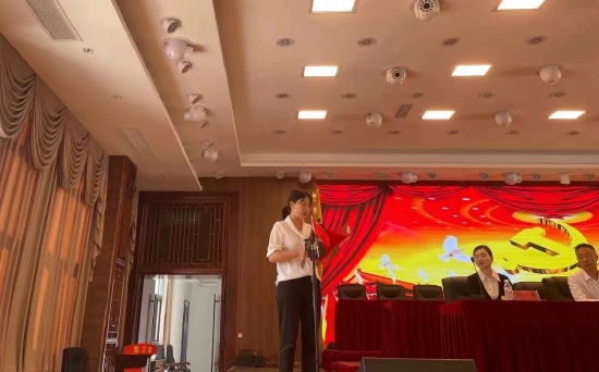 共青团得荣县委书记泽仁志玛