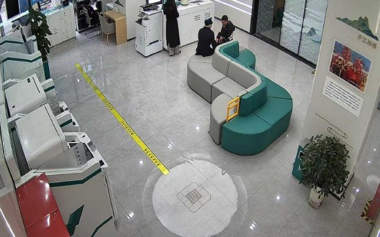 图为经适老化改造的农行达州分行一营业网点厅堂