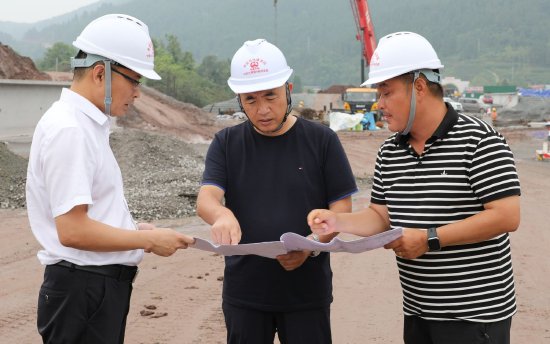 中铁北京工程局(西安)公司副总经理、西渝高铁五标段项目经理刘小军与工程技术人员研究施工方案。
