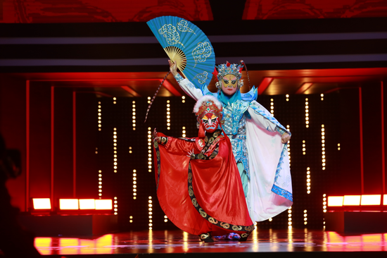 川剧变脸艺术家开场表演