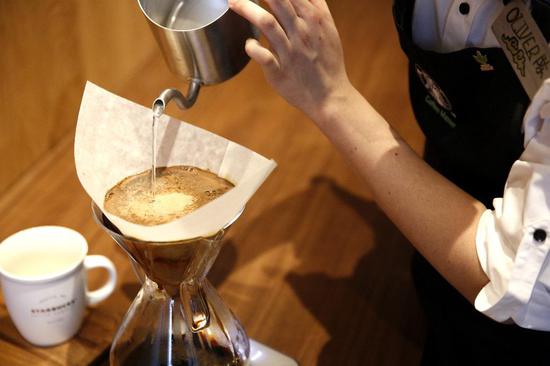 近距离欣赏咖啡大师的雅致手冲