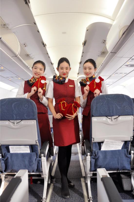 在青岛前往成都的国航ca4512次航班班机上,200位乘客幸运的赶上了"