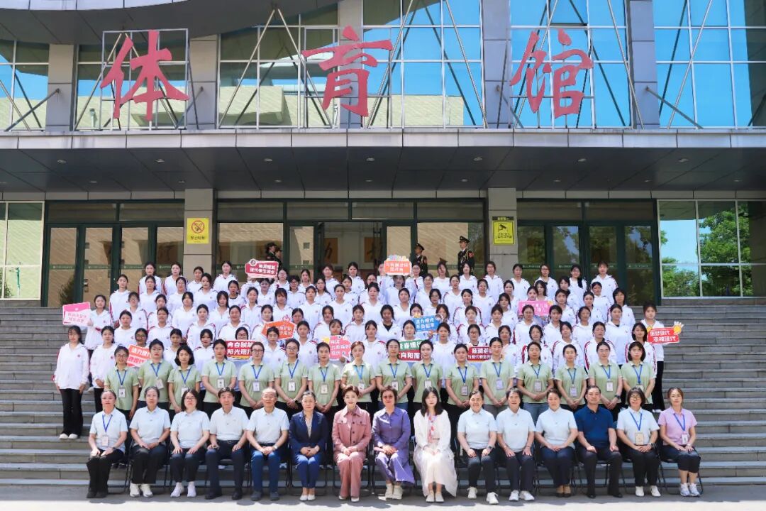 杨澜莅临山东现代学院作主题演讲