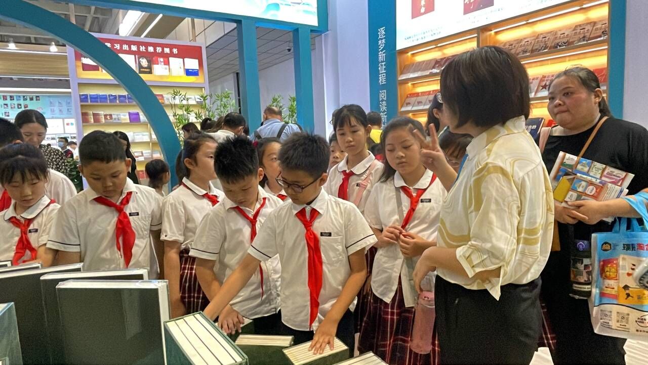 在社会大课堂中上好“大思政课” 济南市燕柳小学走进书博会