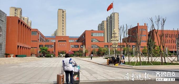 1/ 414日下午,山东省实验中学西校区学生返校过程中,同学们在校园里