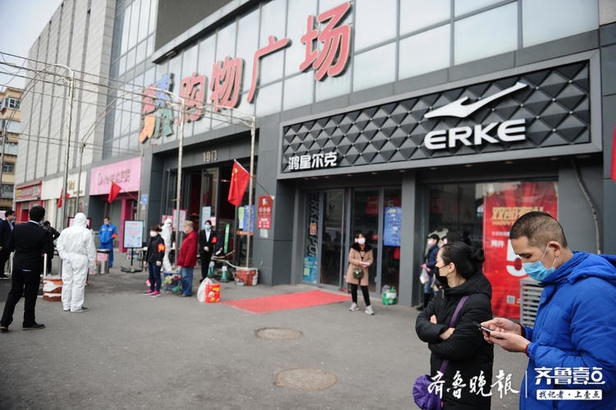 济南老东门万货汇小商品市场开门迎客 进门前先测体温
