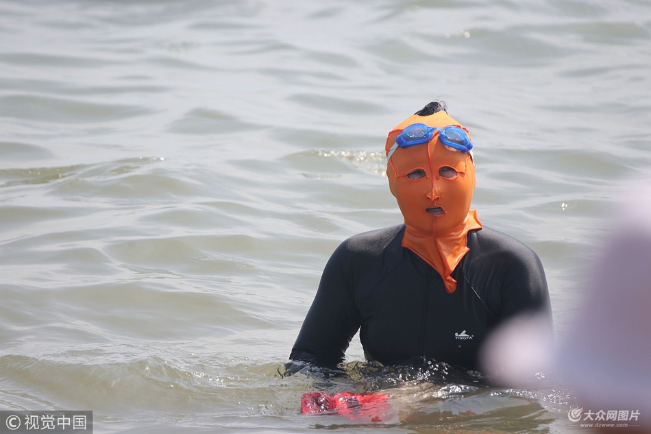 青岛脸基尼大妈海水浴场扎堆游泳