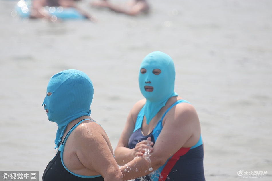 青岛脸基尼大妈海水浴场扎堆游泳