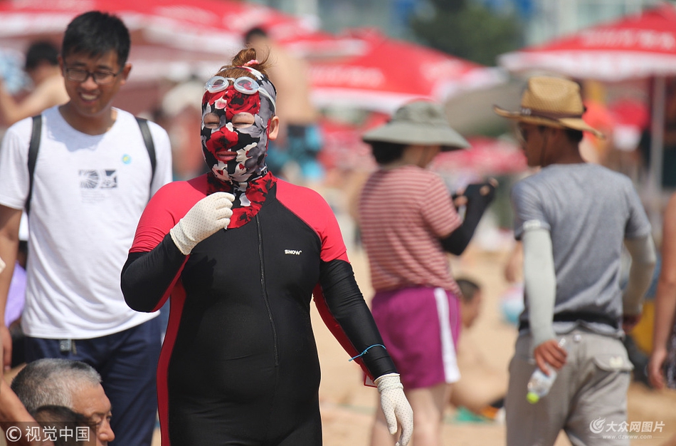 青岛脸基尼大妈海水浴场扎堆游泳