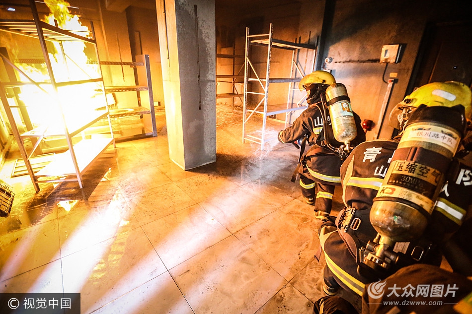 500烈火炼精兵青岛消防室内火场训练