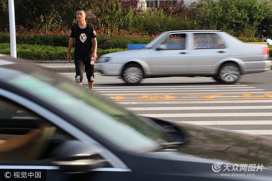 9月12日,荣成市区成山大道15个路口的"行人待行区"热熔标线已施划完毕
