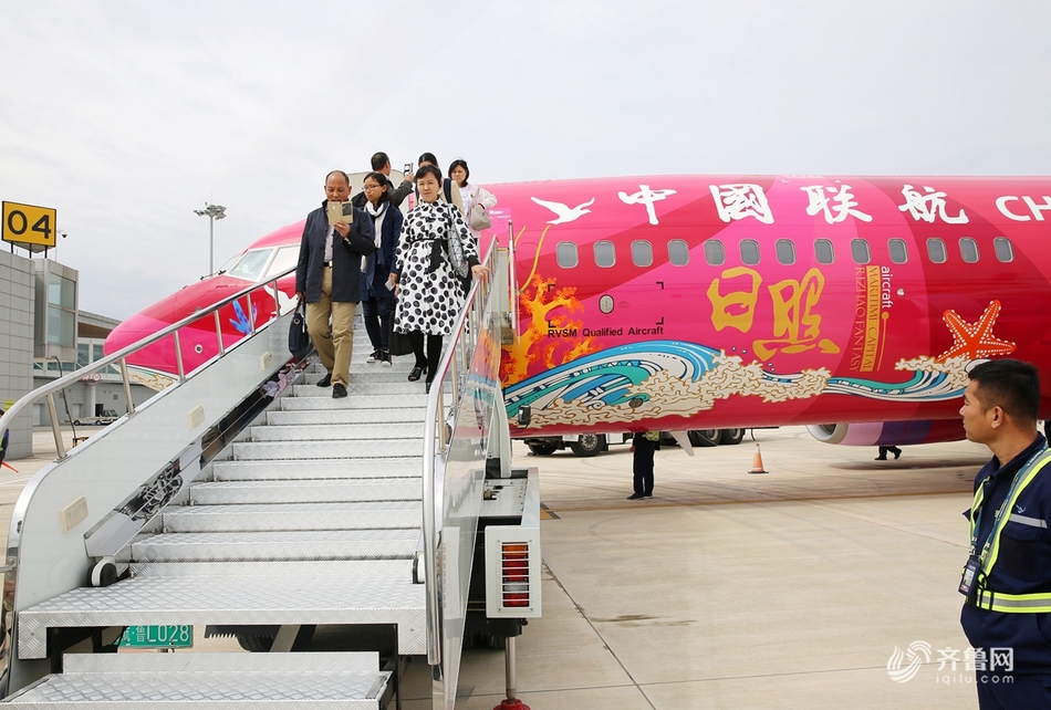 中国联航再推彩绘飞机 "日照号"起航