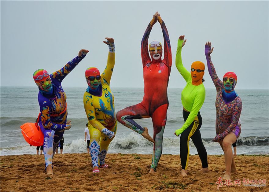 青岛大姨沙滩秀脸基尼一到七代聚齐了