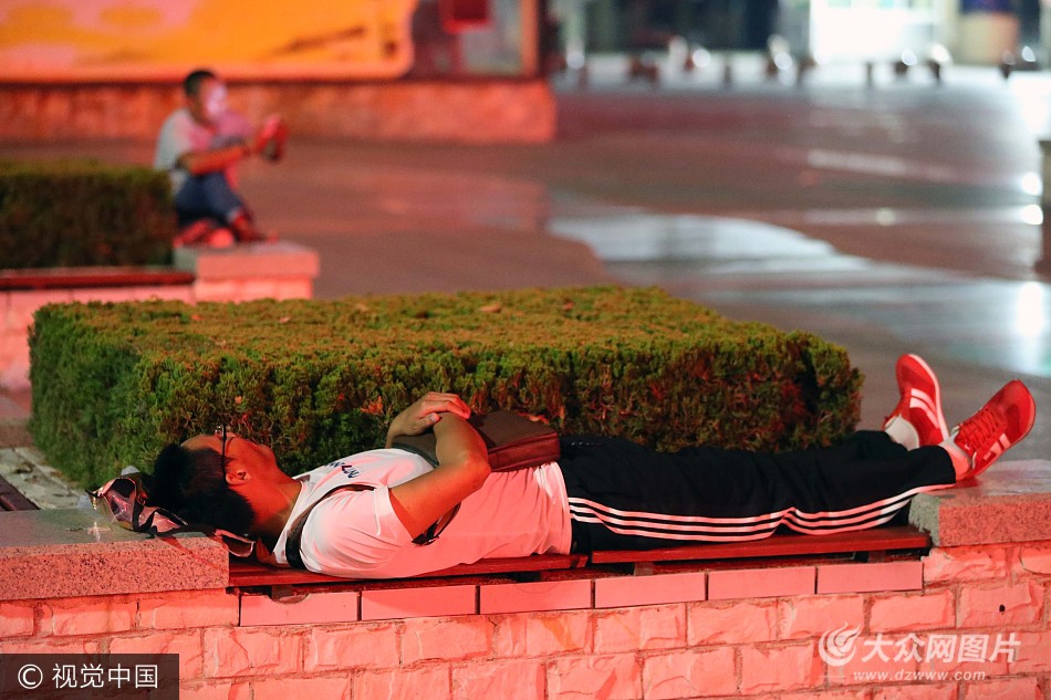 潍坊市民街头"露宿"躲高温