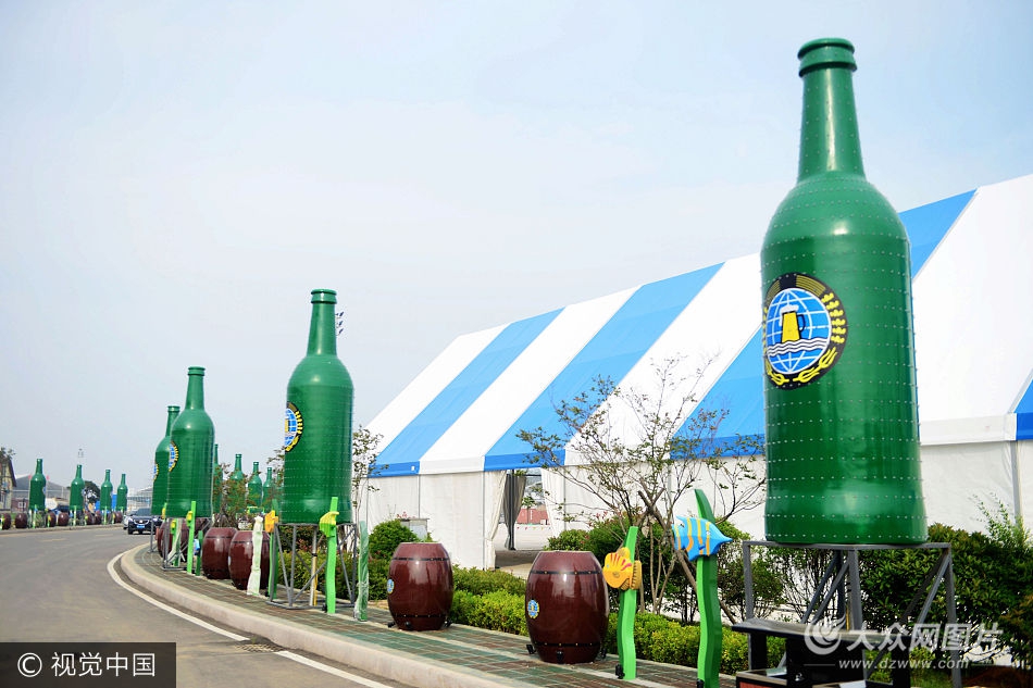近百个大型啤酒瓶亮相青岛金沙滩_高清图集_新浪网