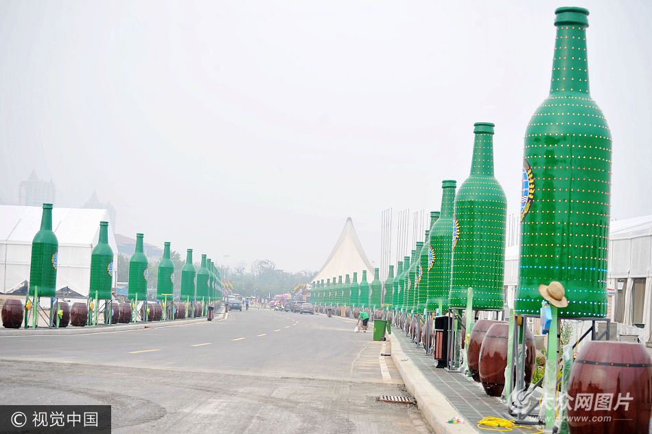 近百个大型啤酒瓶亮相青岛金沙滩