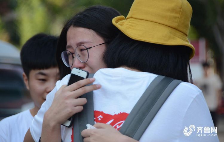 实拍毕业分别时 话还没说先哭成了泪人