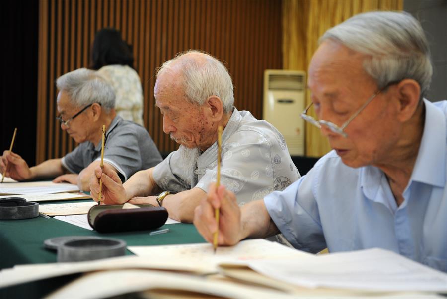 大学老教授们坚持12年手写录取通知书_高清图集_新浪网