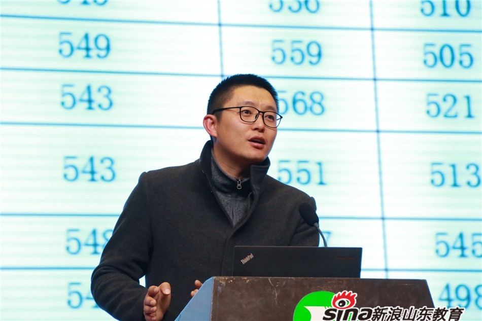 青岛科技大学招办负责老师刘金鹏向现场近2000名高三学生详细介绍高考