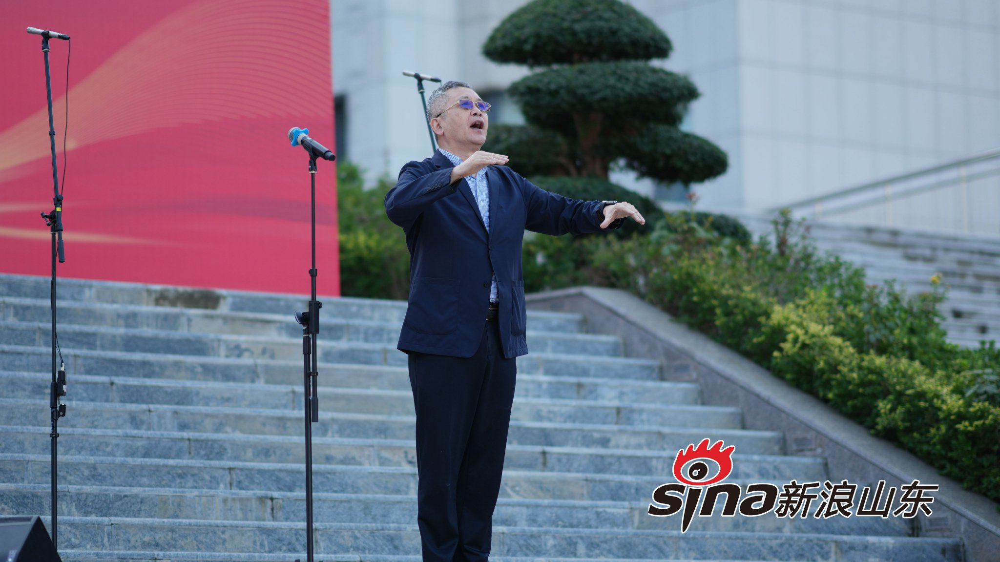 于海教授指挥唱国歌