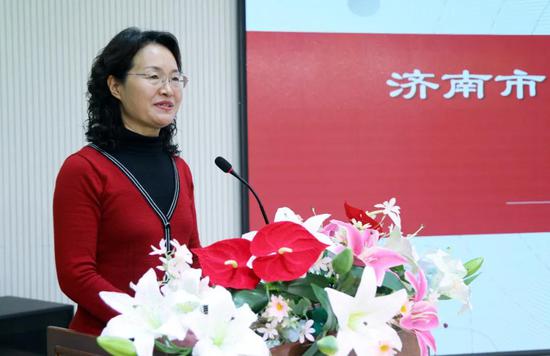 张慧玲老师总结了济南市第一批园本教研示范园创新活动的成效,问题及