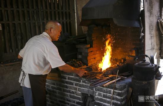 高温天气与炙烤的炼炉让李老汉红了脸颊,湿透衣衫