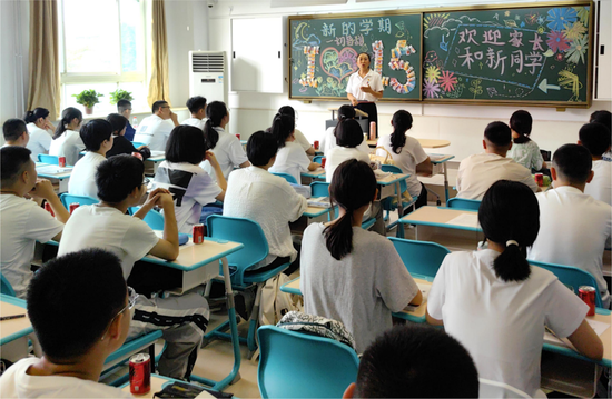 济南一中2023级高一萌新：被学校温馨到了！二环东路999号，我们来啦！_手机新浪网
