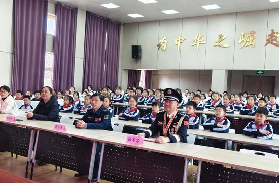 济南市章丘区汇泉小学国防绿点亮开学第一课