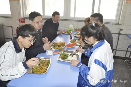 新疆教育厅来长清一中调研