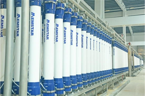 图为广州北部水厂美能超滤膜车间