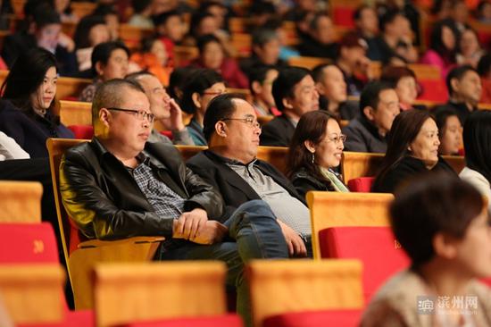 徐德亮等大咖献艺 滨州大剧院相声专场笑翻天