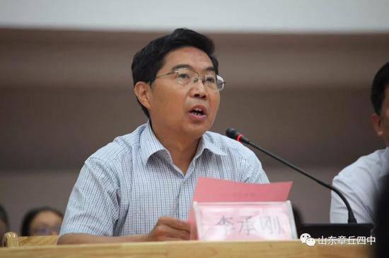 章丘四中校长刘清涛为学生代表颁发毕业证书(下图)