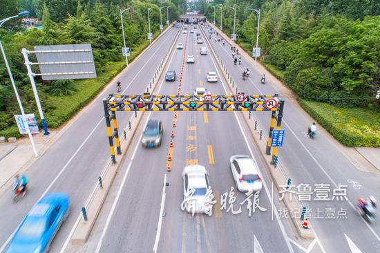 "潮汐车道"是指根据交通潮汐现象,早晚车流量不同,通过标线设置及车道