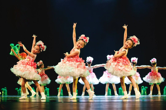 可爱的小朋友们带来舞蹈表演《红山果》