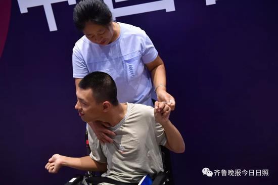 用鼻尖下围棋 脑瘫棋手日照参赛 妈妈:"我是他的手"