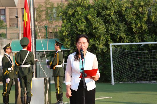 济南一中举行献礼七十华诞向祖国母亲告白国庆爱国爱校教育主题升旗